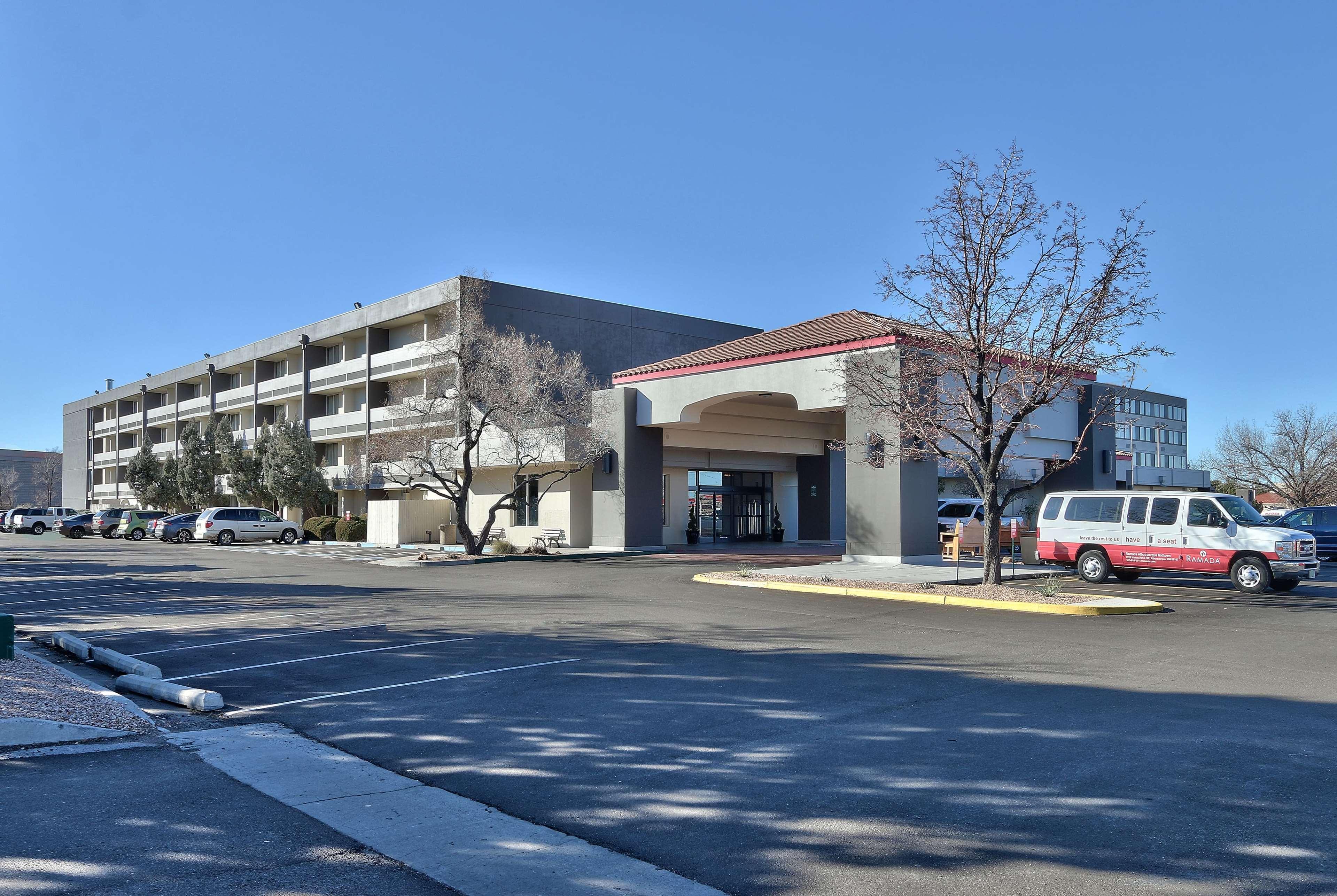 Hotel Ramada By Wyndham Albuquerque Midtown Exterior foto